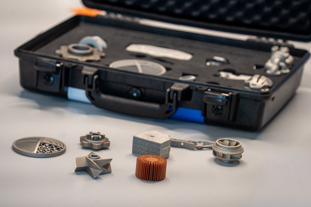 Musterkoffer mit Edelstahlbauteilen aus Additive MIM