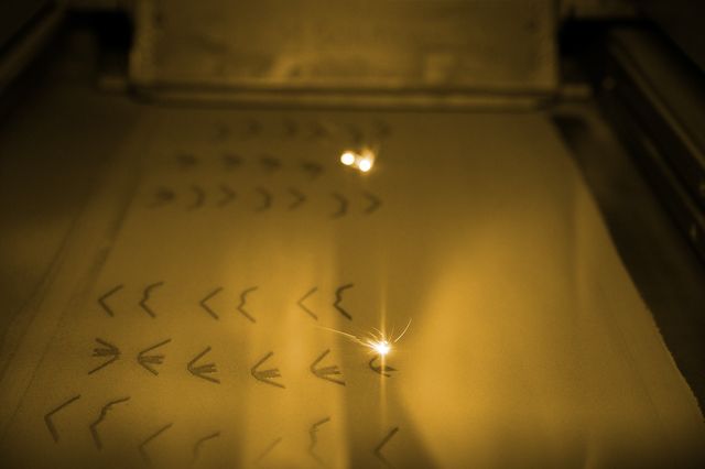 Laserstrahl im Bauraum einer Laserschmelzanlage