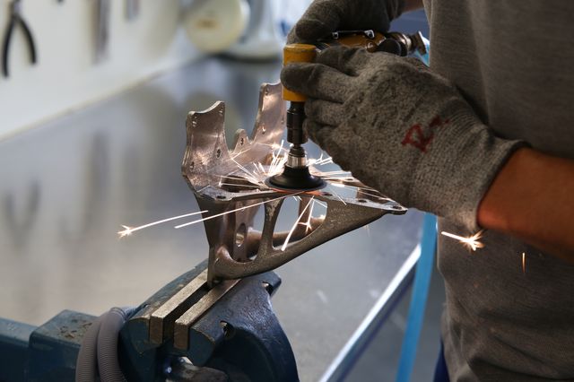 Entfernen der Stützstrukturen an einem Metallbauteil