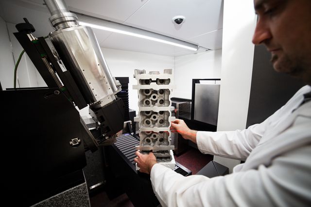 Bauteil wird für die Prüfung im Computertomographen eingesetzt